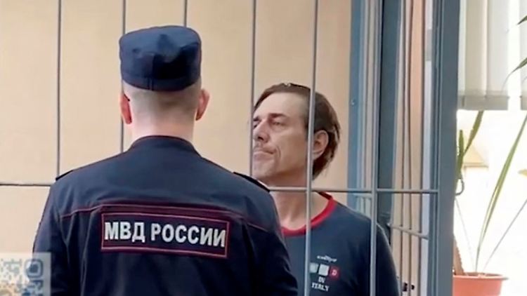 Laut russischer Justiz soll Leake "den Verkauf von Drogen an junge Menschen organisiert" haben.