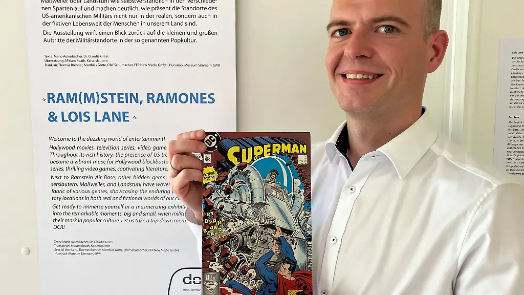 Der-Leiter-des-DCR-Mario-Aulenbacher-haelt-ein-Superman-Comicheft-von-1988-in-den-Haenden