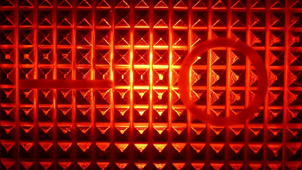 Der-eingeschaltete-Schutzschalter-einer-Mehrfachsteckdose-leuchtet-rot