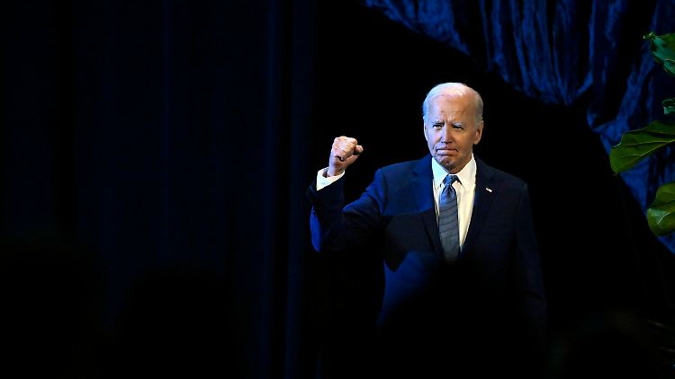 Öffentlich hat Biden bislang nicht erkennen lassen, dass ein Rückzug für ihn infrage kommt.