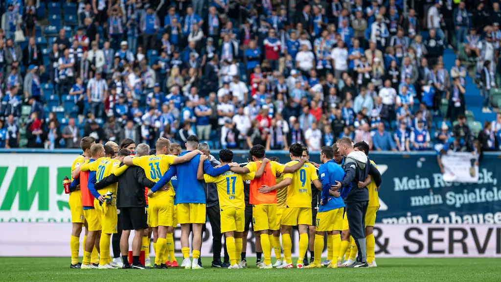 Das-Braunschweiger-Team-steht-nach-dem-Spiel-in-einem-Kreis-zusammen