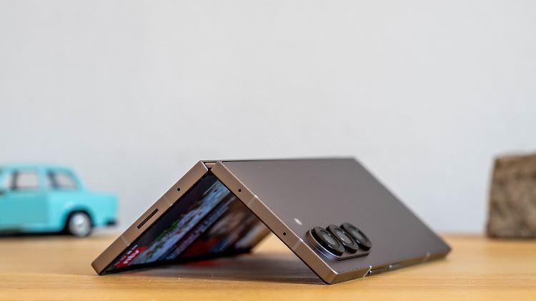 Das Samsung Galaxy Z Fold 6 ist jetzt auch etwas vor Staub geschützt.