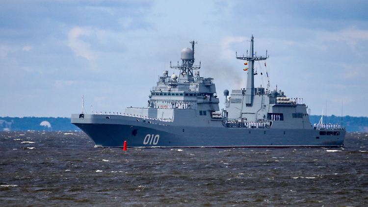 Die "Iwan Gren" bei einer Probe zum Tag der russischen Marine im vergangenen Jahr.