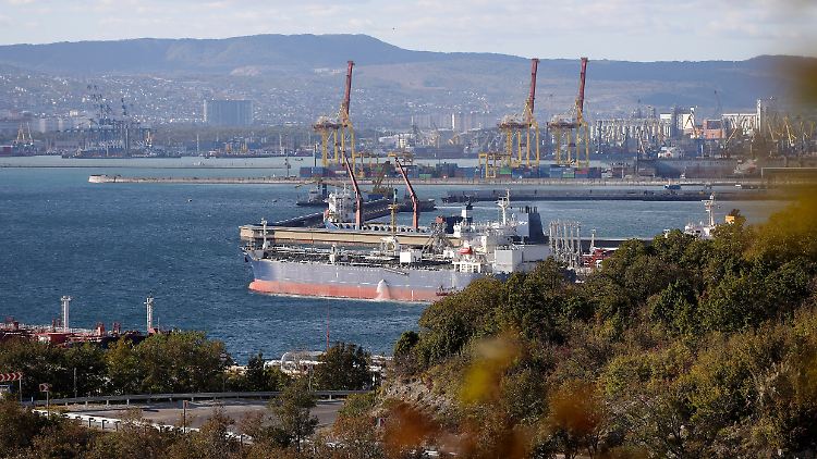 Ein Öltanker liegt im Hafen von Noworossijsk im Sheskharis-Komplex, einer der größten Anlagen für Öl und Erdölprodukte in Südrussland.