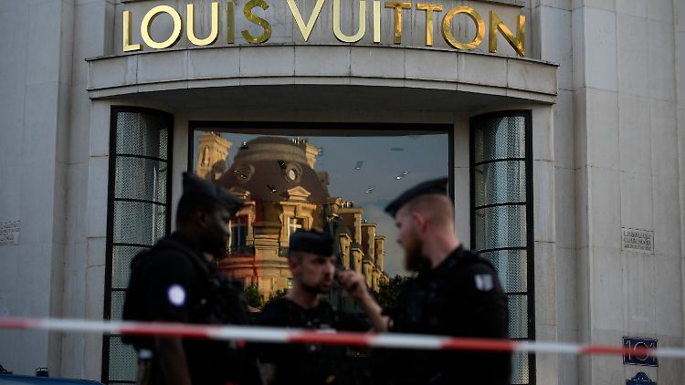 Auf den Champs-Élysées wurde nach dem Angriff ein weitläufiger Sicherheitsbereich eingerichtet. 