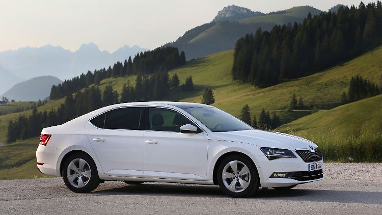 Der Skoda Superb - hier als klassische Limousine im Stufenheck-Design.