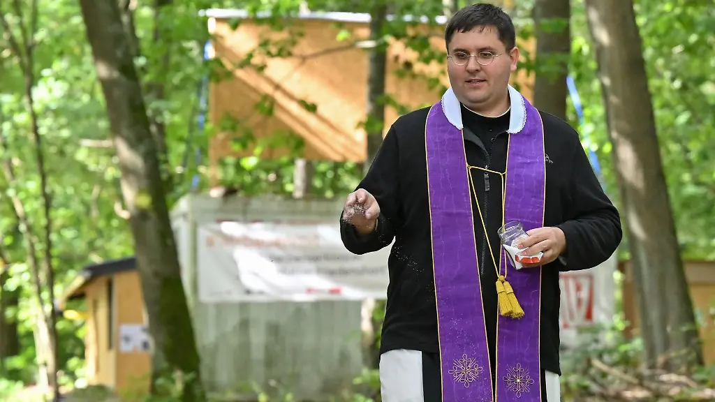 Pater-Konrad-verstreut-im-Wald-geweihtes-Salz-zum-Dankesfest