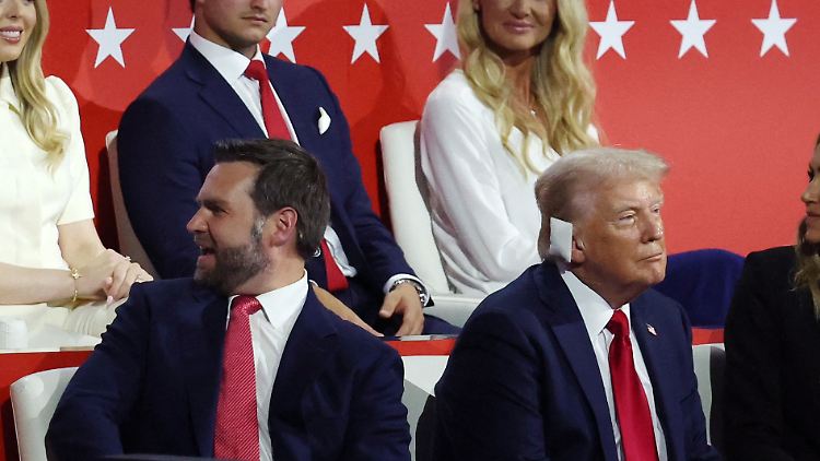 Donald Trump und sein Kandidat für das Amt des Vizepräsidenten, J.D. Vance (l.), haben sich bisher nicht viel zu sagen.