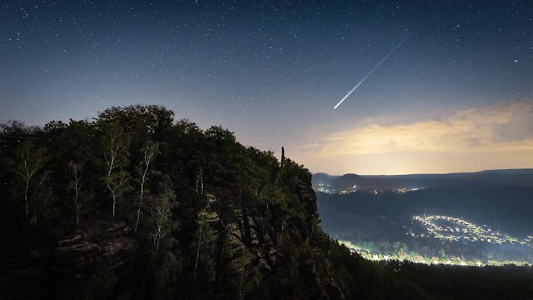 Perseïden-Sternschnuppe über dem Lilienstein im Elbsandsteingebirge, Sächsische Schweiz.
