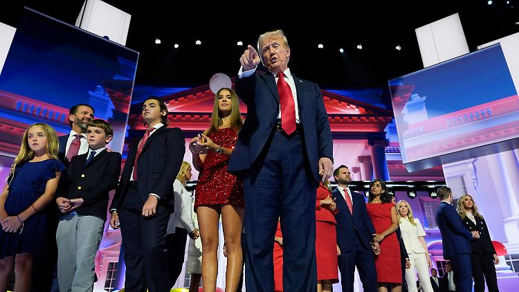 Die Partei ist längst ein Familienunternehmen: Der Trump-Clan mit seinem Anführer auf der Bühne in Milwaukee.