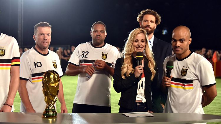 Lothar Matthäus (ganz links) und Ailton (2. von links) bei einer Fernsehshow im Jahr 2018.