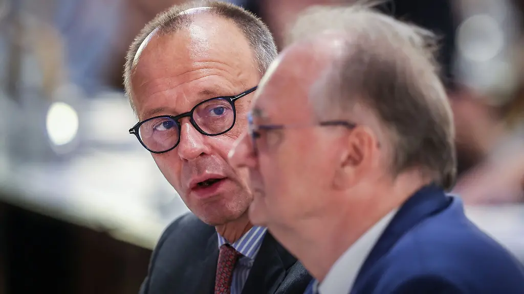 Ministerpraesident-Reiner-Haseloff-r-und-CDU-Bundesvorsitzender-Friedrich-Merz-nehmen-am-Landesparteitag-in-Magdeburg-teil