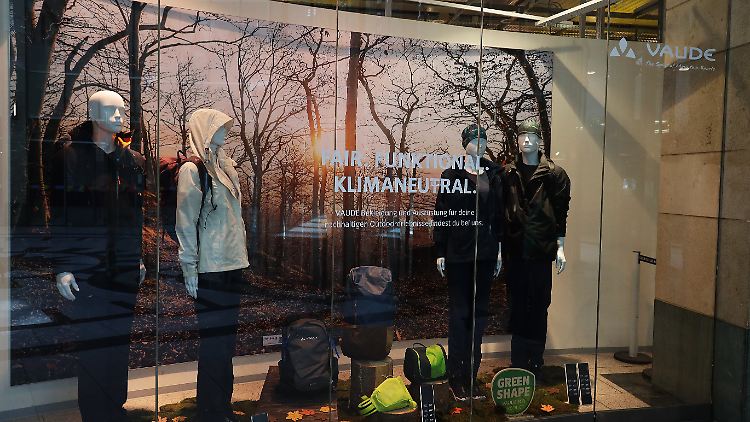 Ein Schaufenster mit Outdoor-Kleidung des Herstellers Vaude.