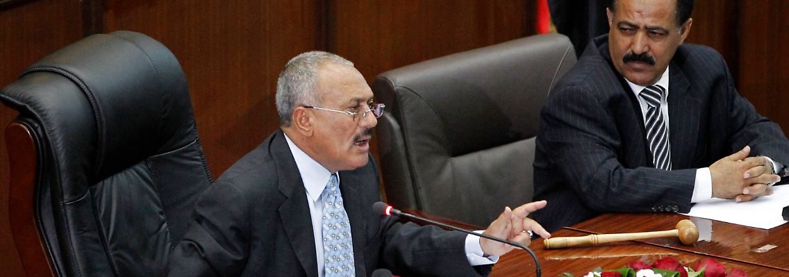 Saleh vor dem Parlament.