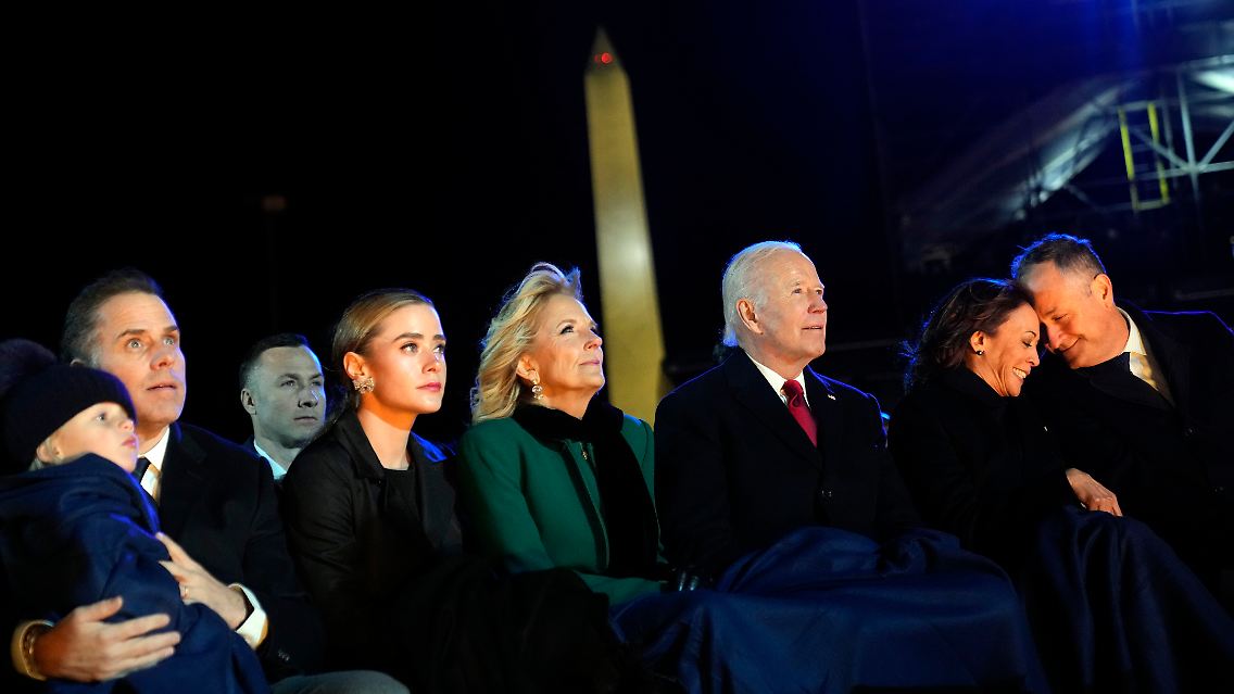 Weihnachtsfest 2022 (v.l.n.r.): Bidens Sohn Hunter mit seinem Sohn und Biden-Enkel Beau auf dem Arm, daneben Biden-Enkelin Naomi, First Lady Jill Biden und Präsident Joe Biden sowie Vizepräsidentin Kamala Harris mit ihrem Ehemann.