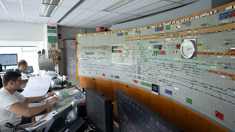 In den Stellwerken der Deutschen Bahn steht die Digitalisierung größtenteils noch aus.