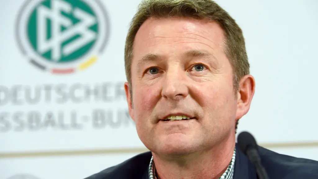 Der-fruehere-Fussballnationalspieler-Karlheinz-Foerster-aeussert-sich-waehrend-einer-Pressekonferenz