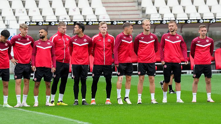 Die Mannschaft von Rot-Weiss Essen bekommt ein neues Trikot vorgesetzt.