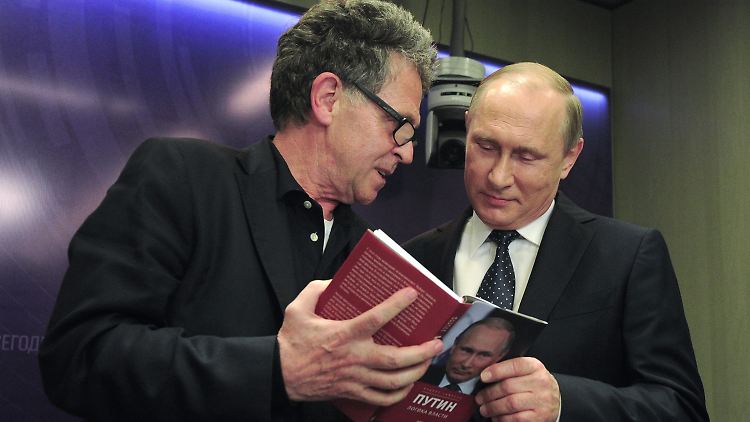 Der Kremlchef freut sich mit Seipel über dessen Buch "Putin: Innenansichten der Macht".