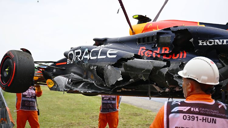 Der Red Bull von Sergio Perez musste nach seinem Crash abtransportiert werden.