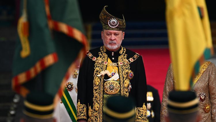 Seinen Eid als 17. König des Landes hatte Sultan Ibrahim bereits im Januar abgelegt, nun folgte die traditionelle Krönungszeremonie. 