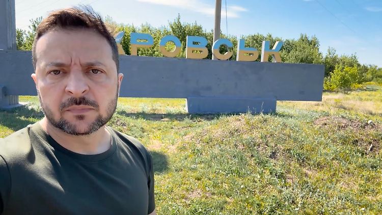 Selenskyj Ende Juni bei Pokrowsk - ein seit Monaten umkämpfter Ort in der Nähe wurde offenbar ebenfalls russisch besetzt.