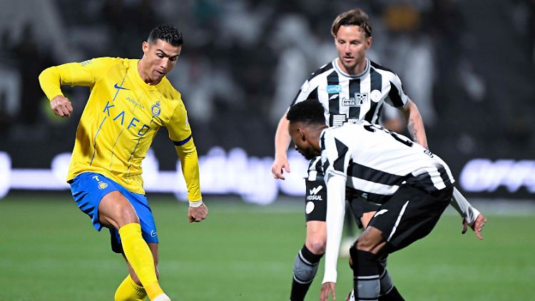 Ivan Rakitić (rechts) hat keine Lust mehr auf Duelle gegen Cristiano Ronaldo und Co. in Saudi-Arabien.