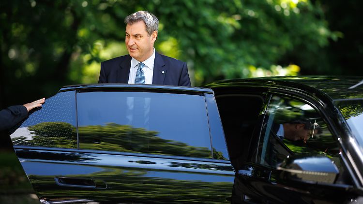 Markus Söder sagt, auch Autos könnten künftig mit E-Fuels oder Wasserstoff betankt werden.