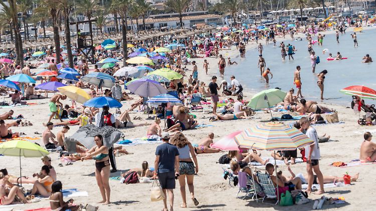 Badegäste am Strand in Playa de Palma auf der Insel Mallorc.