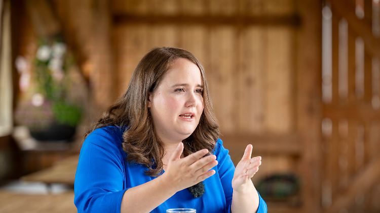 In einem robusten Setting: Ricarda Lang beim Sommerinterview.