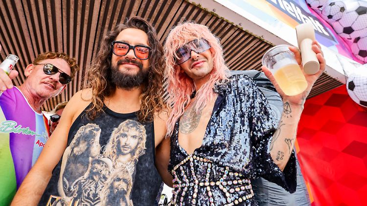 Tom (l) und Bill Kaulitz von der Band Tokio Hotel feierten auf einem der Wagen mit.