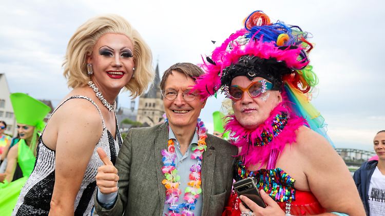 Dragqueen Meryl Deep (l) und Karl Lauterbach (M) warben auf dem CSD für queere Rechte.