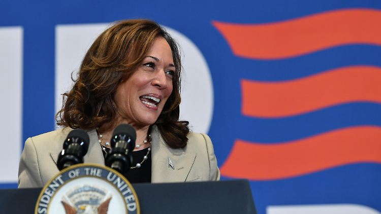 Biden stellt Harris als Ersatzkandidatin vor.
