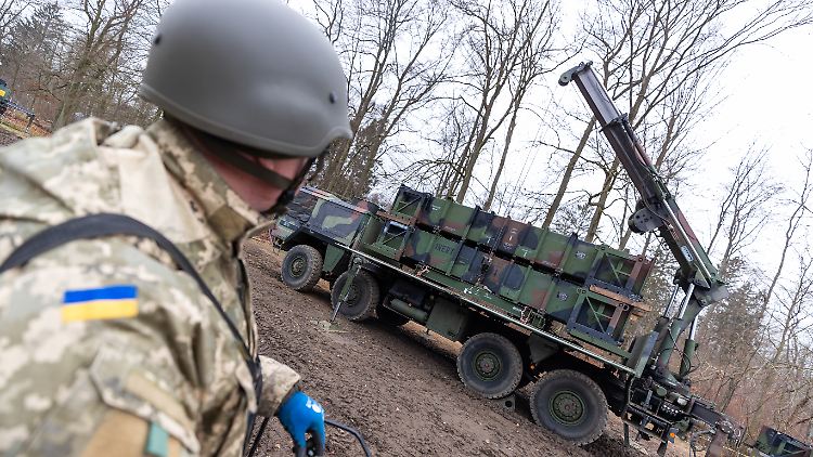 Ukrainische Soldaten bei der Ausbildung am Patriot-Flugabwehrraketensystem an einem unbenannten Ort. 