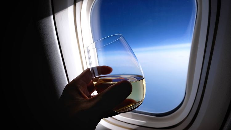 Mit einem Gläschen Alkohol genießen viele den Flug.