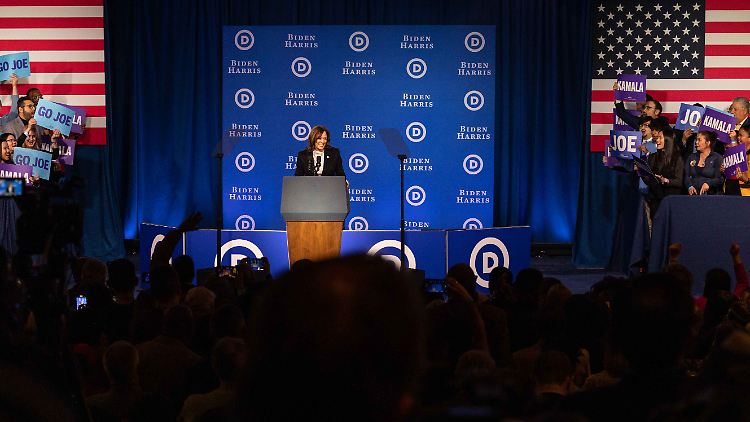 Noch Vizepräsidentin Kamala Harris auf der Bühne während ihrer Rede auf der Wintertagung des Demokratischen Nationalkomitees 2023 in Philadelphia. Beim Parteitag Mitte August will sie zur Präsidentschaftskandidatin gewählt werden.