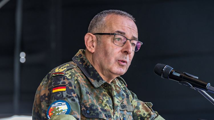 Carsten Breuer, Generalinspekteur der Bundeswehr, spricht zur Eröffnung beim Tag der Bundeswehr in Holzdorf im Juni.