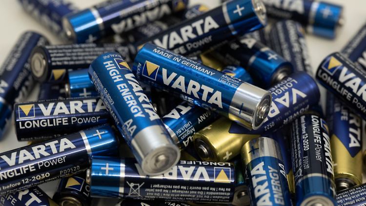 Bei den Verbindlichkeiten, die Varta großen Kreditgebern wie Banken und Hedgefonds schuldet, geht es dem Vernehmen nach um eine Summe von knapp einer halben Milliarde Euro.