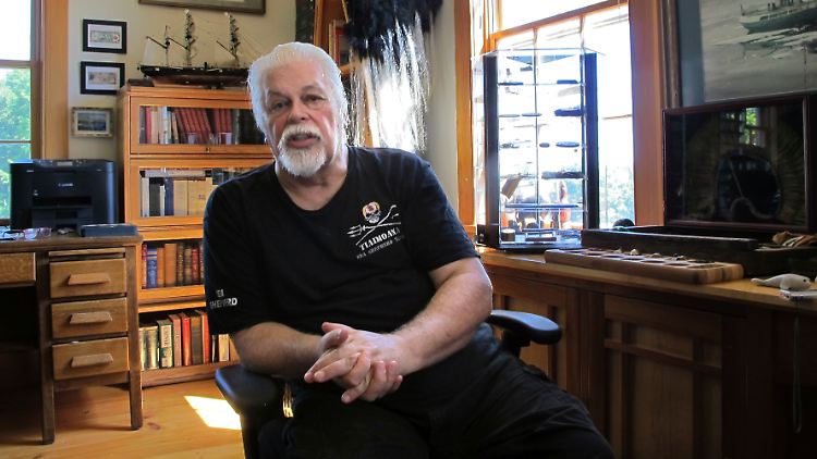 Der selbst ernannte Walschützer Paul Watson soll in Grönland vor Gericht gestellt werden, wo über seine Auslieferung nach Japan entschieden werden soll, so die Polizei.