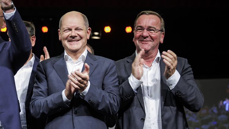 Kopf-an-Kopf-Rennen um die SPD-Kanzlerkandidatur – unter den SPD-Mitgliedern sprechen sich in einer aktuellen Umfrage 33 Prozent für Olaf Scholz (l.) und 33 Prozent für Boris Pistorius (r.) aus.