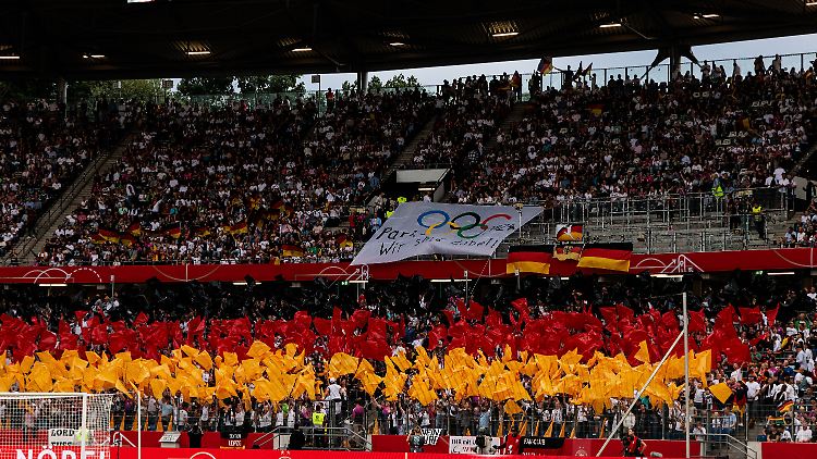 Mit einem ordentlichen Push verabschiedeten die Fans das DFB-Team am 16. Juli in Hannover nach Frankreich.