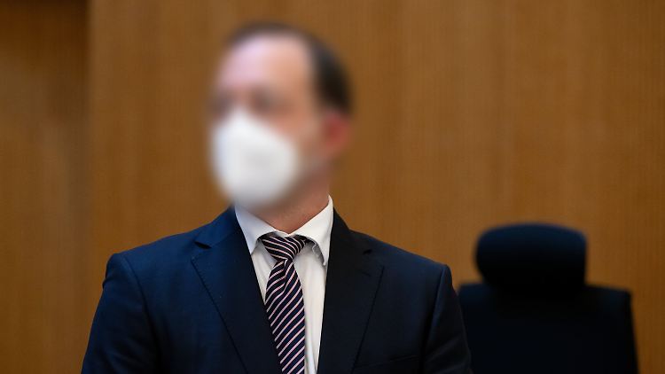 Der frühere Chefbuchalter bei Wirecard, E., wird beschuldigt, maßgeblich an der Manipulation der Konzernbilanzen beteiligt gewesen zu sein. 
