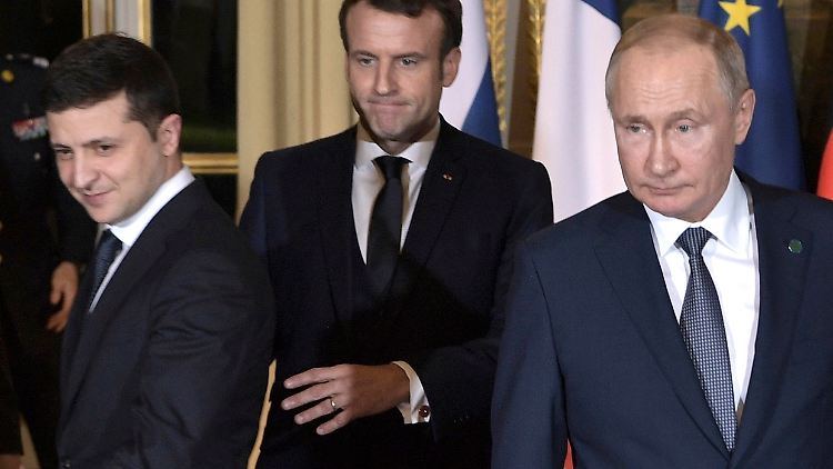 Der ukrainische Präsident Selenskyj (l., hier bei einem Friedensgipfel in Paris 2019), sagte in einem Interview, dass er bereit wäre, erneut mit Russlands Machthaber Putin (r.) zu sprechen. 