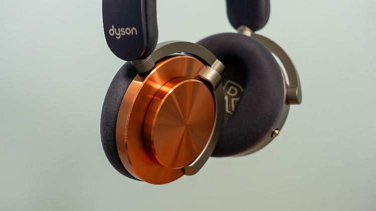 Mit kupferfarbenen Kappen und blauen Polstern hat der OnTrac einen typischen Dyson-Look.