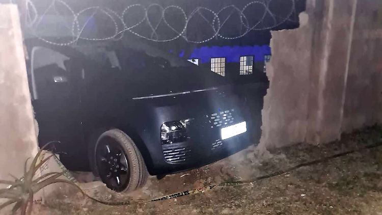 Das Auto des Opfers hat nahe des Numbi-Eingangs zum Kruger-Nationalpark eine Mauer durchbrochen.