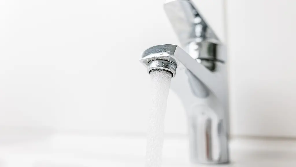 Wasser-fliesst-durch-einen-geoeffneten-Hahn