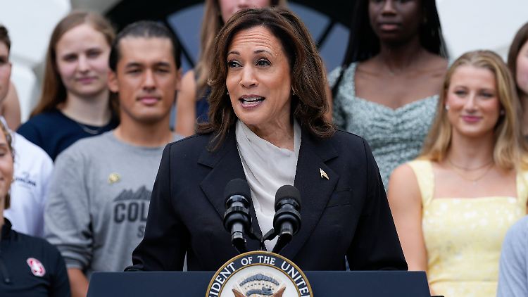 Kamala Harris zeigte sich am Tag nach Bidens Entscheidung vor dem Weißen Haus.