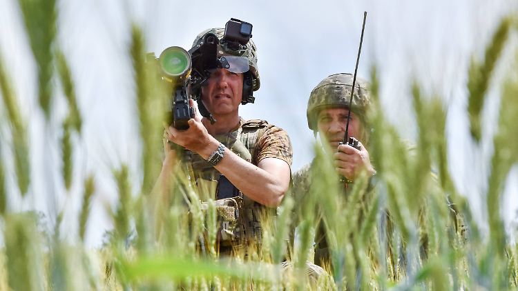 Ukrainische Soldaten in der Nähe von Saporischschja suchen mit einem US-Stinger zur Luftverteidigung ein russisches Ziel.