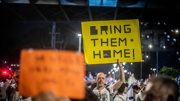 In Israel wird für einen Deal demonstriert, der die verbliebenen 116 Geiseln hoffentlich lebend nach Hause bringt.