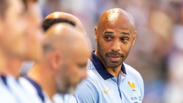 Thierry Henry ist der Trainer der französischen Fußballer.